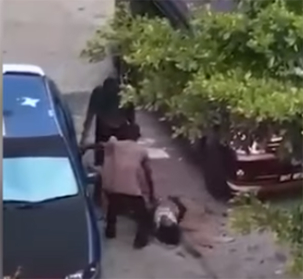 Chồng đánh vợ tới tấp bằng gậy vì nghi ngoại tình khiến ai cũng phải rùng mình Chồng đánh vợ tới tấp bằng gậy vì nghi ngoại tình khiến ai cũng phải rùng mình